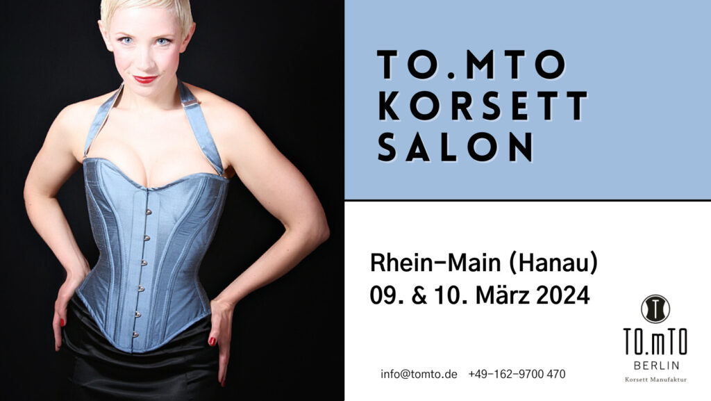 Eventankündigung Korsett Salon der Korsettmanufaktur TO.mTO Berlin im Rhein-Main-Gebiet. Zu sehen ist eine Frau mit blonden , kurzen Haaren in einem Stahlblauen Überbrustkorsett aus Seide